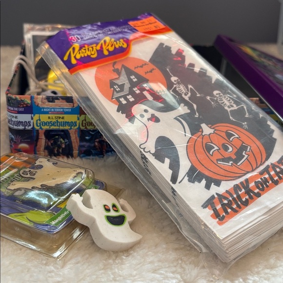 Spooky Goosebumps Halloween Vintage Party Supplies set in a tin - Picture 2 of 5